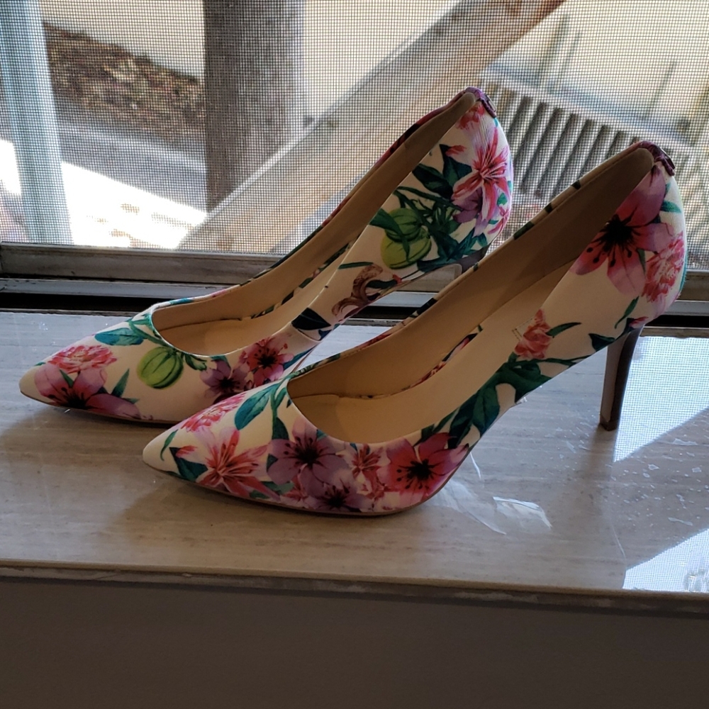 New KARL LARGERFELD Floral Heels 7